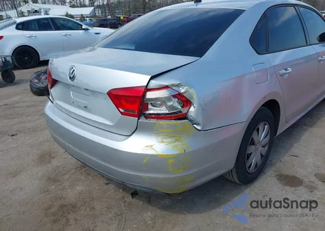 2013 Volkswagen Passat 2.5L S z USA, uszkodzony, nr VIN 1VWAH7A37DC132561